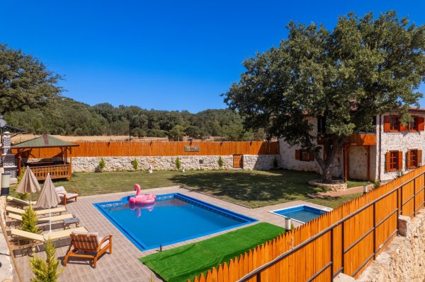 Villa Antifellos | Kaş'ta Jakuzili, Çocuk Havuzlu Kiralık Villa