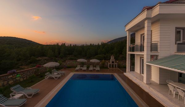 Villa Orka Four Season 1