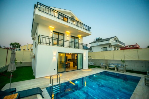 Villa Yüzüpak 4 | Fethiye Merkez'de Jakuzili ve Havuzlu Lüks Villa