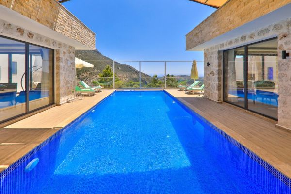 Villa Zerrin 8 | Kalkan’da Jakuzili ve Isıtmalı Havuzlu Tatil Villası