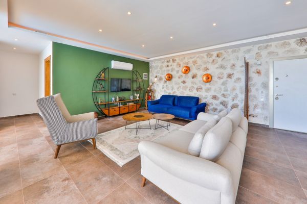 Villa Zerrin 8 | Kalkan’da Jakuzili ve Isıtmalı Havuzlu Tatil Villası